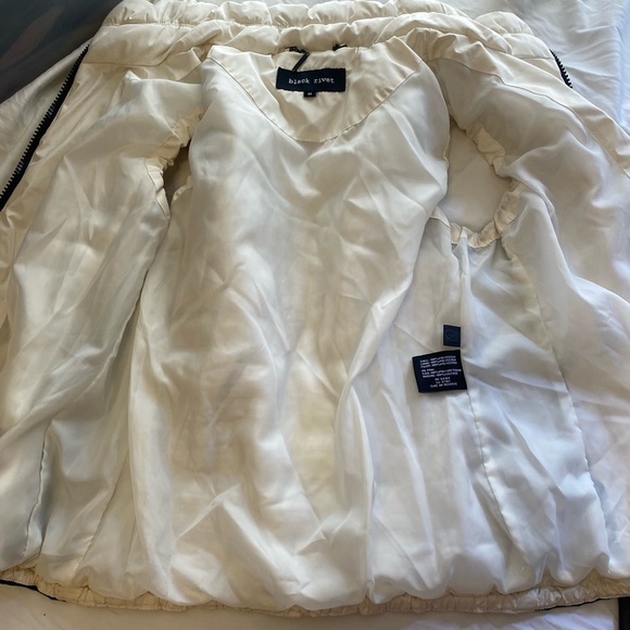 Woman’s puffy vest size Med.  Like New Condition - Picture 7 of 10